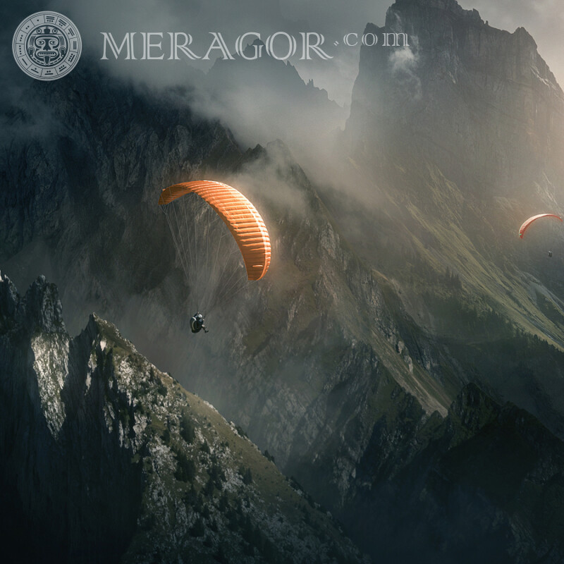 Fallschirmspringer in den Bergen Foto auf Ihrem Profilbild Sportliche