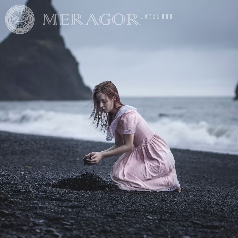 Trauriger Mädchen-Avatar Mädchen Traurige Auf dem Meer
