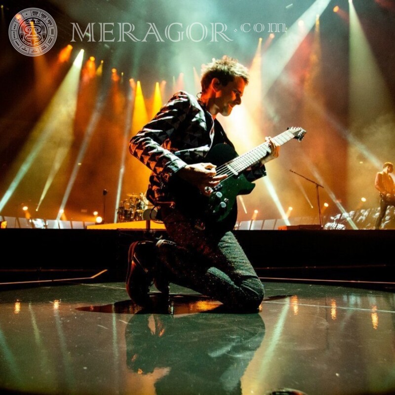 Foto com o guitarrista no palco no avatar Músicos, dançarinos Homens Celebridades