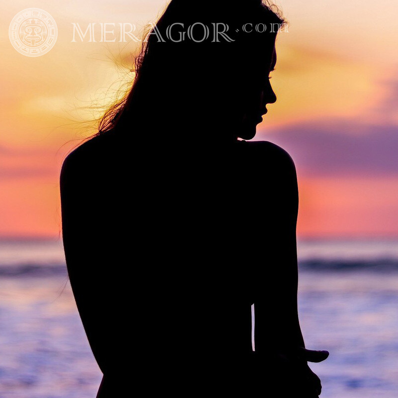 Mädchen am Meer Sonnenuntergang auf Seite Silhouette