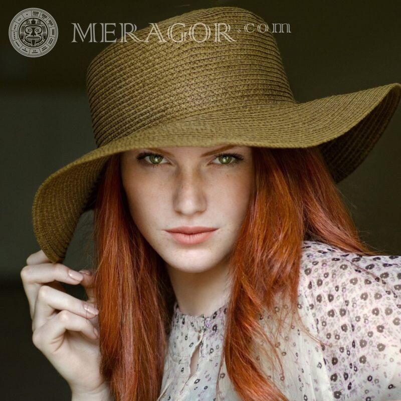 Chica pelirroja con una mirada misteriosa, avatar con sombrero Pelirrojo En la tapa Niñas adultas Hermosos