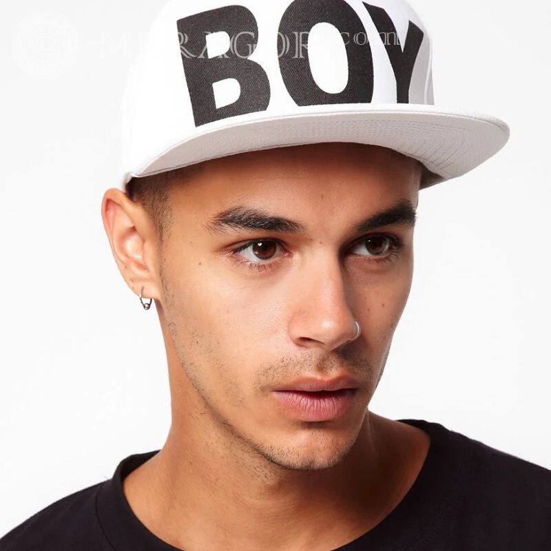 Enfant latino dans une casquette Visages de jeunes hommes Au chapeau Visages, portraits