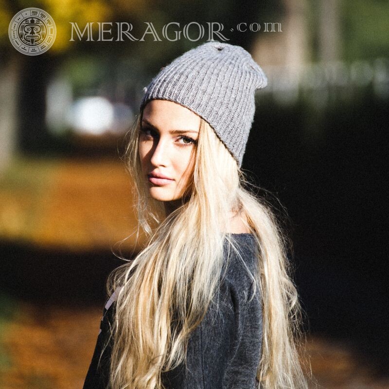 Photo d'une blonde au chapeau sur un avatar en VK Les filles Blonds Au chapeau