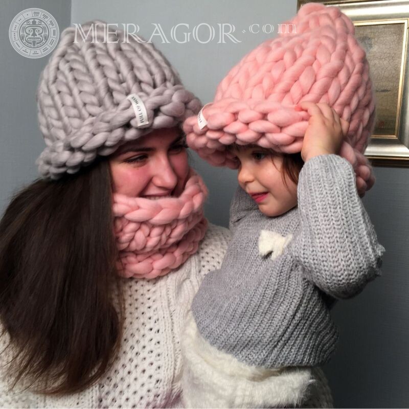 Мама и ребенок в прикольных шапках Семейные В шапке Детские Девушки