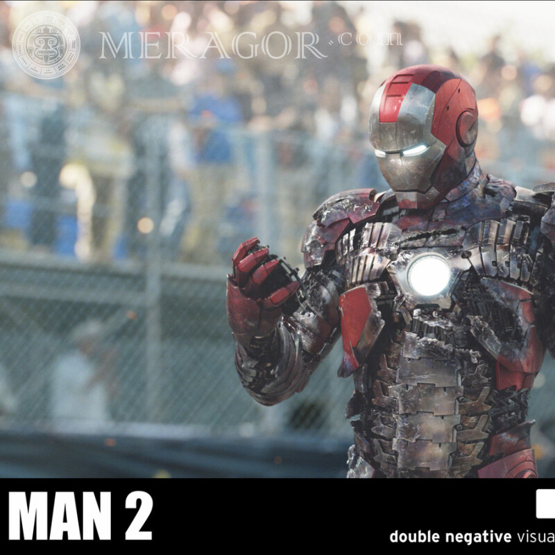 Iron Man regarde ce qu'il y a dans sa main Des films