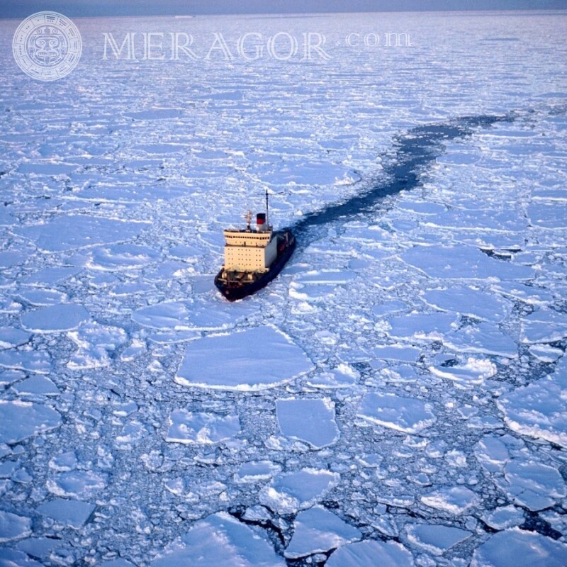 Baixe a deriva de gelo através da foto de gelo Transporte