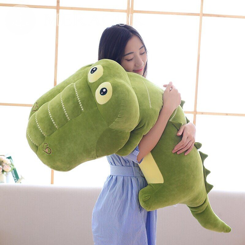 Fille avec un jouet crocodile Crocodiles