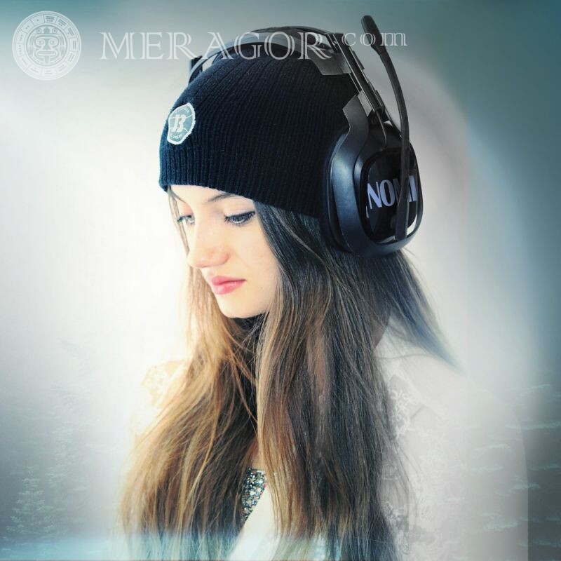 Cool ava with a girl in headphones Faces, portraits In a cap In the headphones Girls