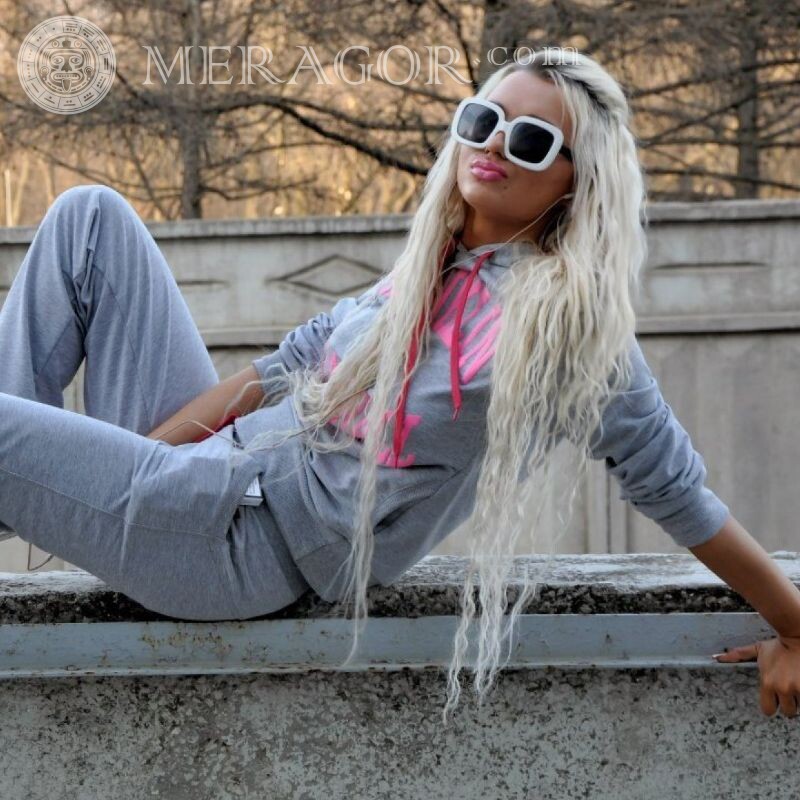 Foto legal de download de garota no avatar Meninas adultas Loira Em óculos de sol Glamorous