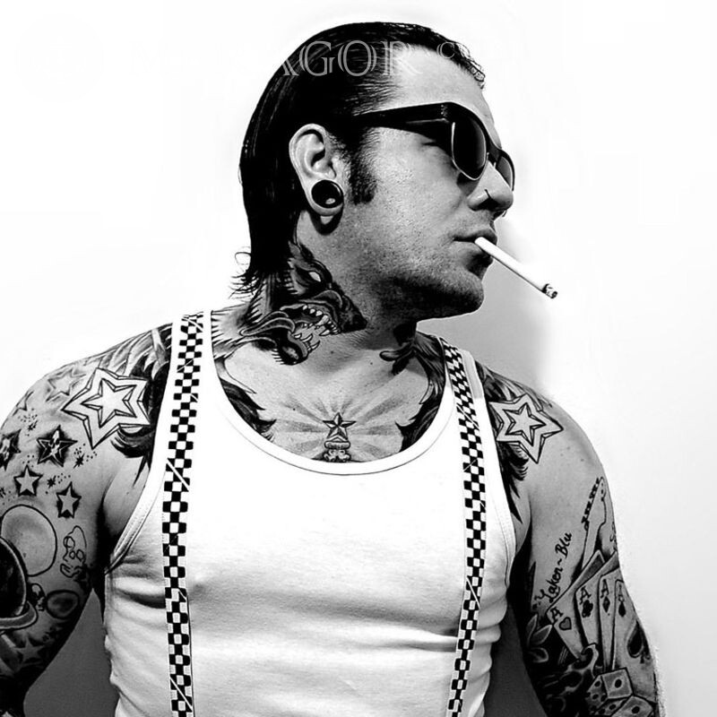 Genial foto de un hombre con un tatuaje en su avatar Piercings, tatuajes Gafas Caras, retratos Empinado