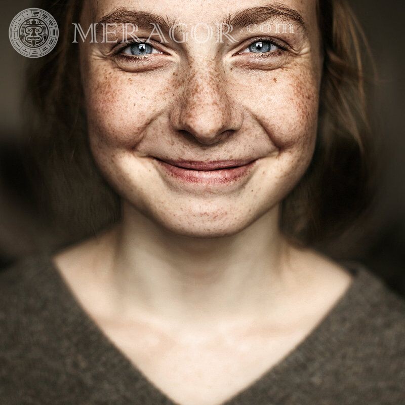 Retrato de una cara de niña con pecas Caras, retratos Mujeres Rostros de mujeres