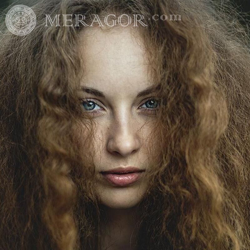 Retrato de una niña con un cabello hermoso Caras, retratos Niñas adultas Hermosos