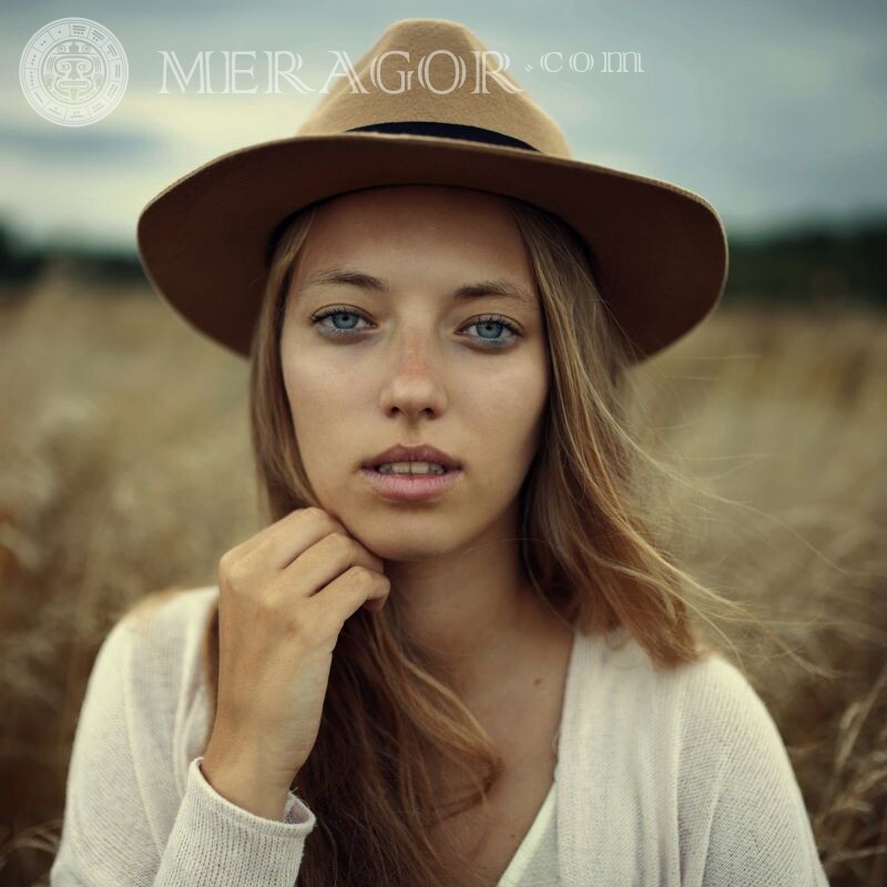 Portrait d'une jeune fille au chapeau sur un avatar en VK L'automne Au chapeau Les filles Pour VK
