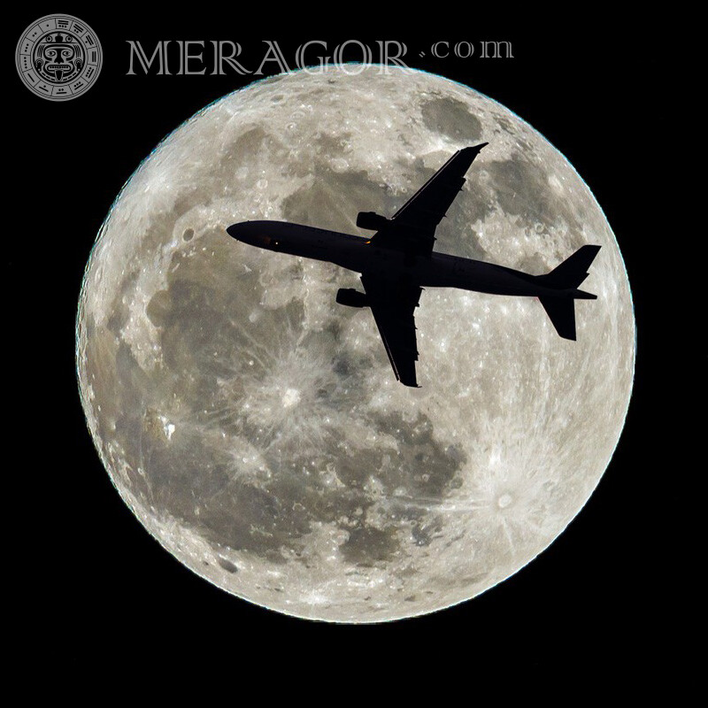 Schattenbild des Flugzeuges auf einem Hintergrund der Nacht auf einem Profil Transport