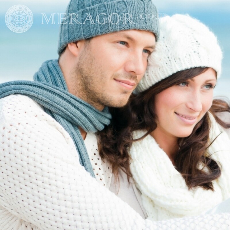Ein Mann mit einem Mädchen in Strickmützen auf dem Profilbild Mann mit Freundin Winter