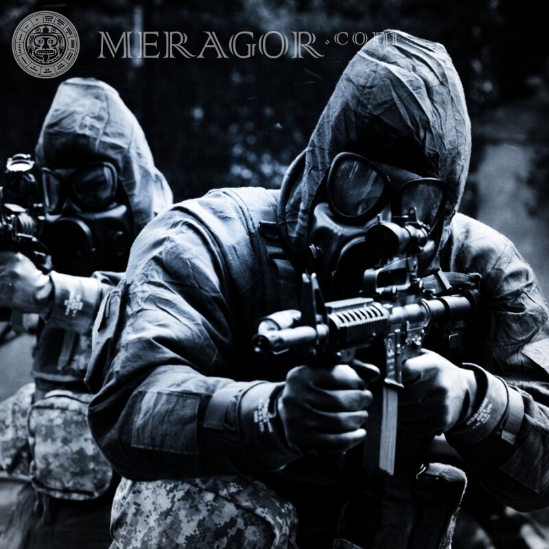Soldados en trajes de protección foto en la foto de perfil Con armas En una mascara de gas Masculinos