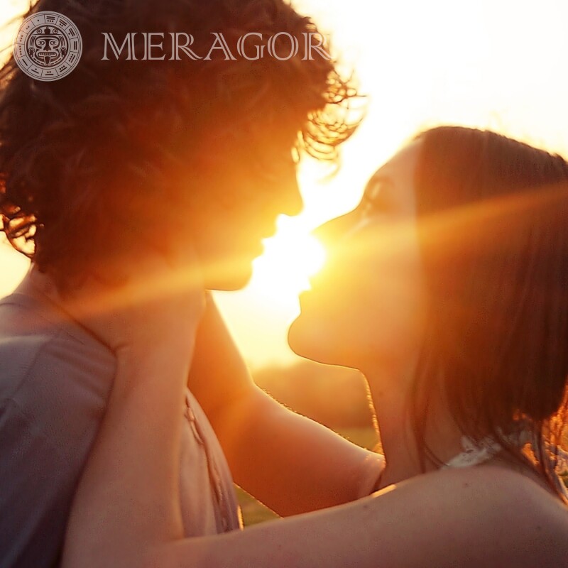 Guy avec une photo romantique fille Mec avec une fille Amour Silhouette