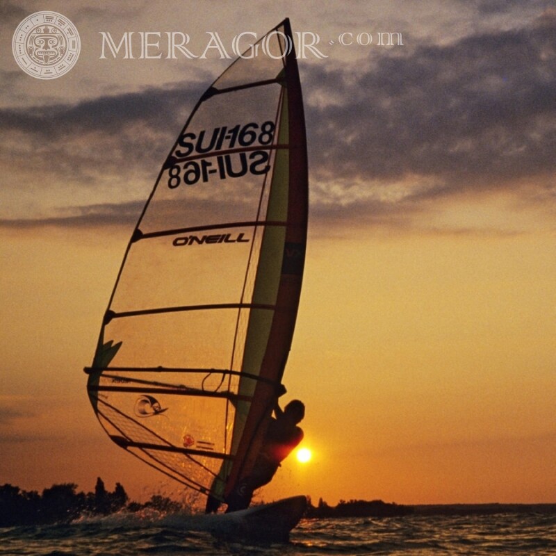 Foto em uma prancha de vela no avatar do pôr do sol Surf, natação Silhueta