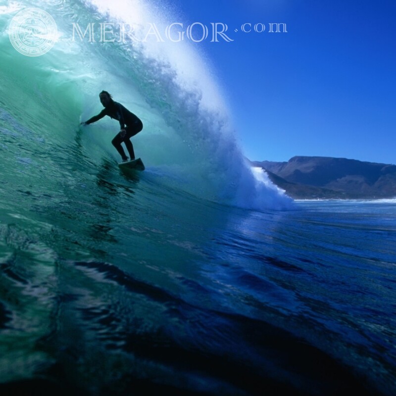 Surfeando sobre las olas en la descarga de avatar Surfear, nadar En el mar Chicos