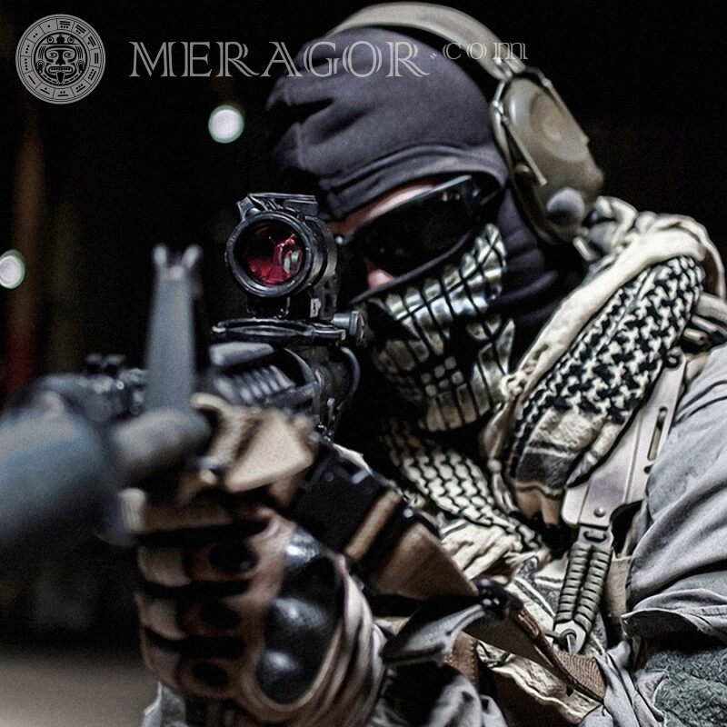 Foto de um atirador em sua foto de perfil Com arma Mascarado Em óculos de sol Homens