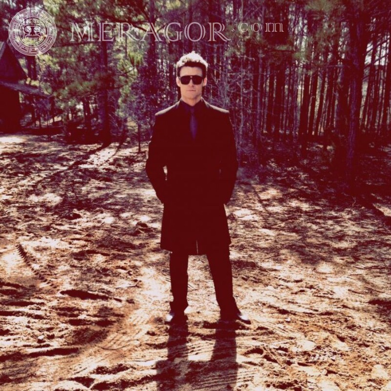 Mann in Schwarz im Waldfoto für Profilbild Herr mit Brille Prominente