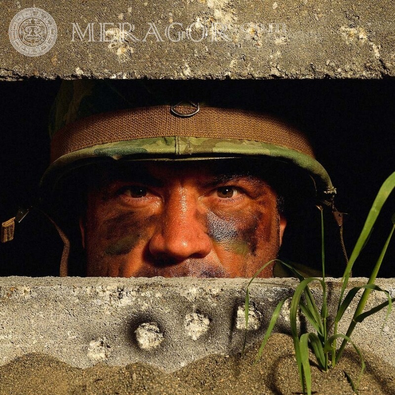 Фото з солдатом на аватарку Зі зброєю Чоловічий