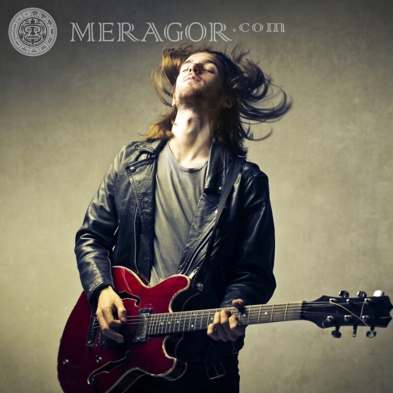 Berühmter Gitarrist auf Profilbild Musiker, Tänzer Junge Unrasiert Lange Haare