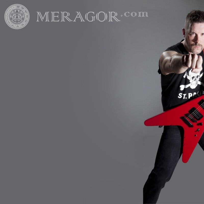 Musicien avec une guitare rouge sur sa photo de profil Musiciens, danseurs Hommes Célébrités