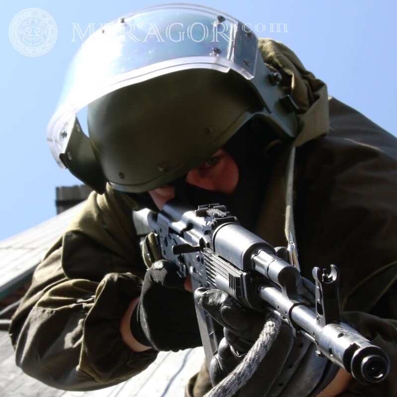 Photo avec un soldat sur un avatar télécharger Avec arme Hommes