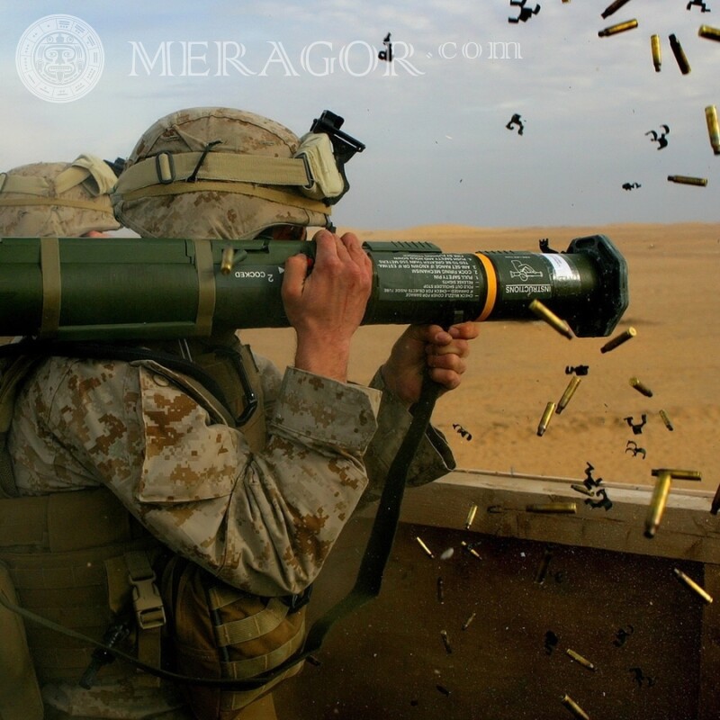 Soldado com foto de lançador de granadas para foto de perfil Com arma Homens Costas