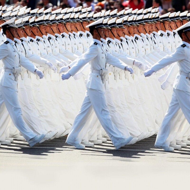 Foto der Militärparade auf dem Profilbild Mit Waffe