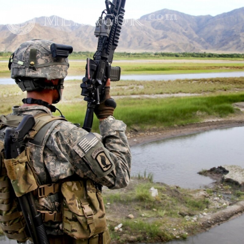 Солдат зі зброєю фото на аватарку Зі зброєю Чоловічий Зі спини