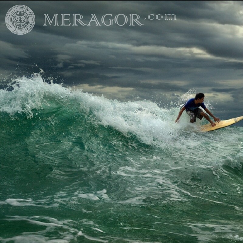Ава с серфингом на волнах Surf, natation En mer Gars