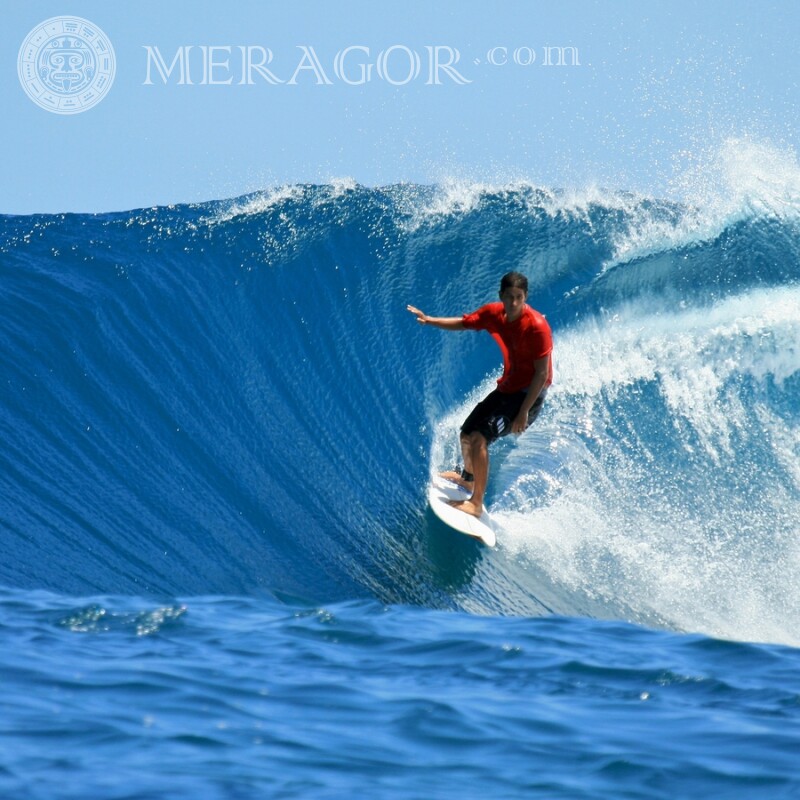 Avatar con un surfista sobre las olas. Surfear, nadar En el mar Chicos