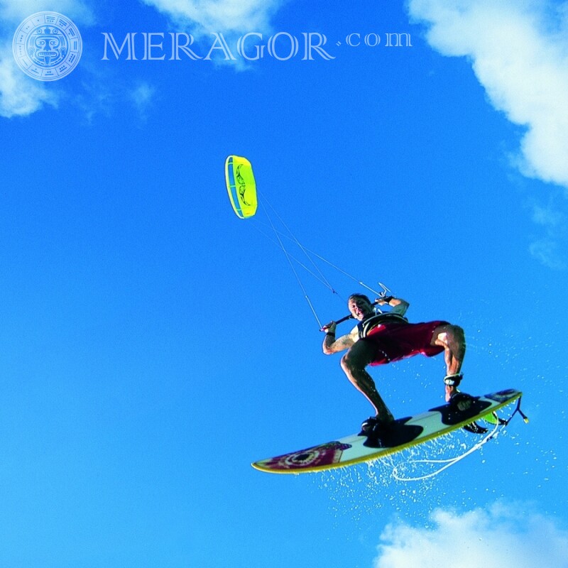 Guy sur un snowboard dans l'avatar du ciel Ski, snowboard Gars