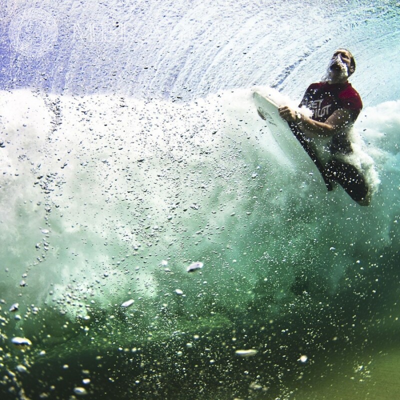 Guy surfeur sur l'avatar de la vague Surf, natation En mer Gars