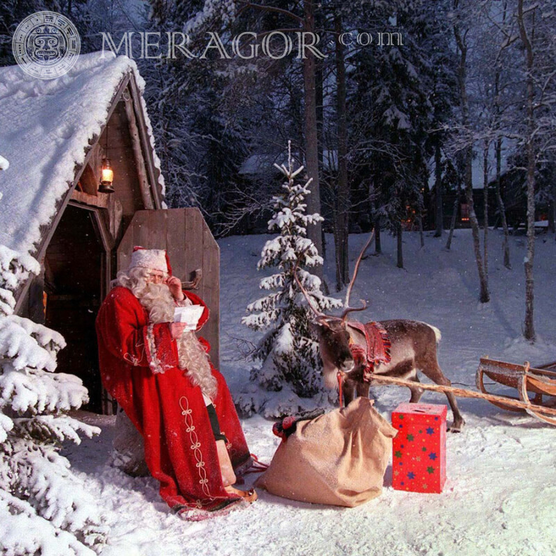 Papai Noel lendo as letras do avatar de ano novo Papai noel Para o ano novo Feriados