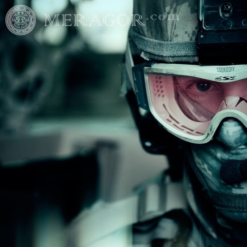 Лицо американского солдата в маске Com arma Mascarado Homens
