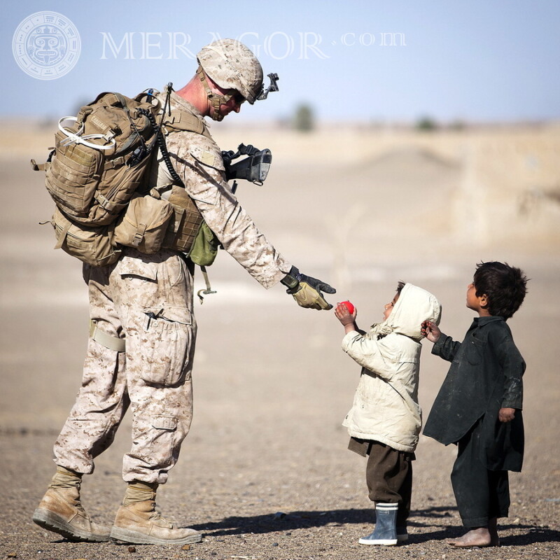 Солдат з дітьми на аватарку Зі зброєю Чоловічий