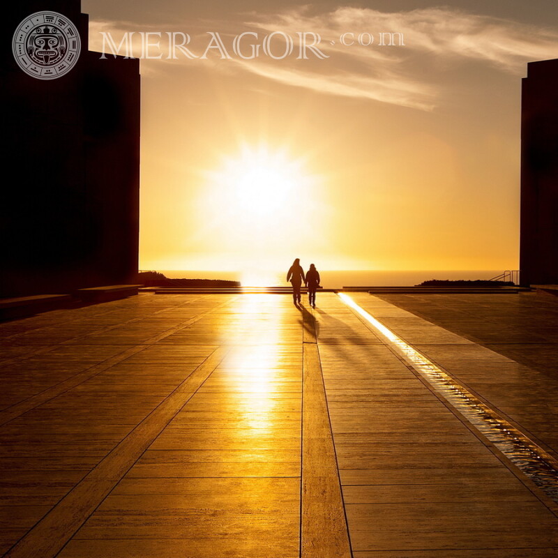 Ein Mann mit einem Mädchen bei Sonnenuntergang Mann mit Freundin Silhouette