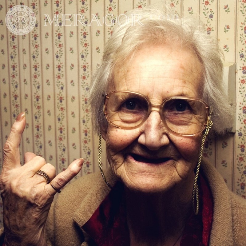 Grand-mère cool sur un avatar Les personnes âgées Avec les lunettes Les femmes Visages, portraits