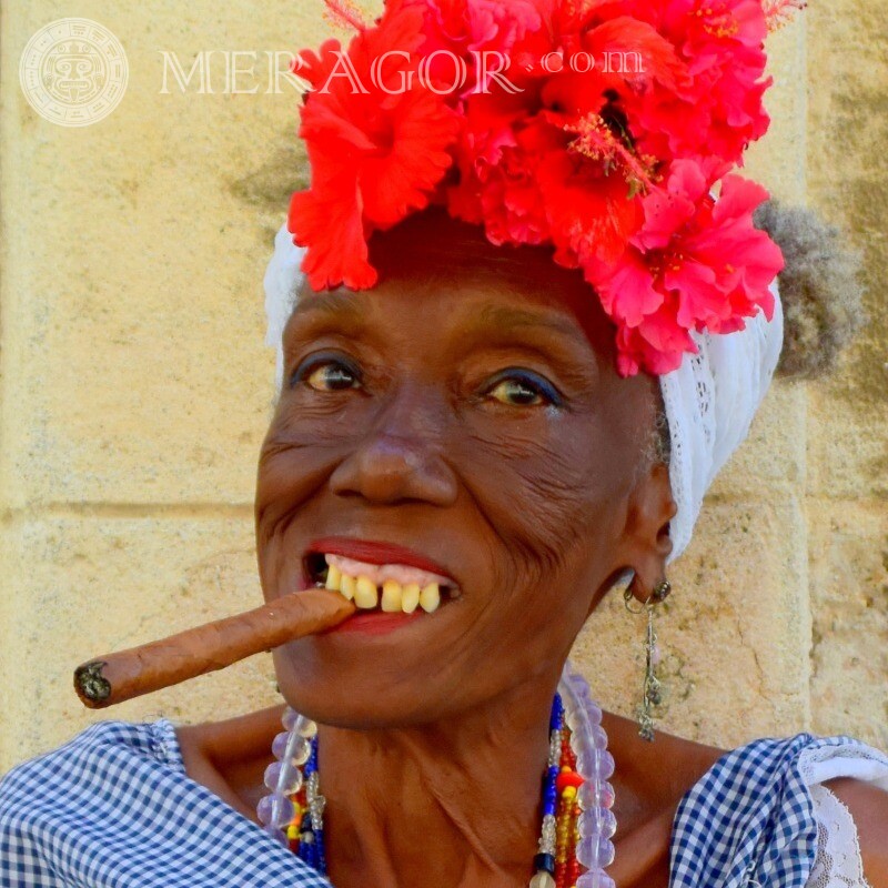 Чорна бабка з сигарою на аватарку Некрасиві Темношкірі В шапці Жінки