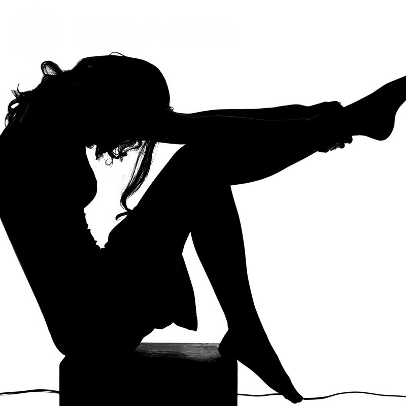 Schwarzes weibliches Schattenbild auf einem weißen Hintergrund auf einer Seite Silhouette Mädchen Schwarz-weisse