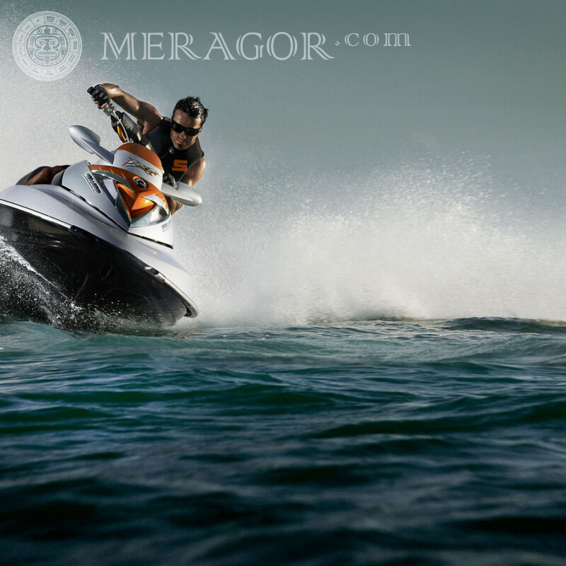 Мужик на водном мотоцикле ава Surfear, nadar En el mar Masculinos