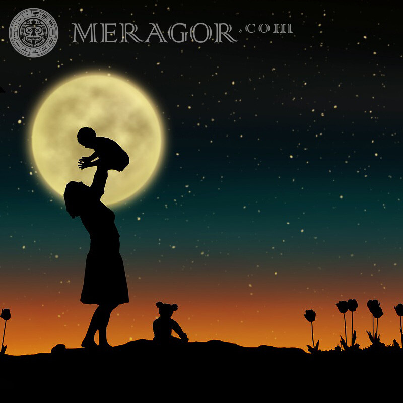 Mutter mit Kindern auf dem Hintergrund des Bildes des nächtlichen Himmels Silhouette Familie