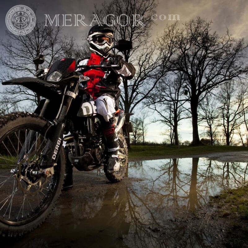 Photo de motocycliste en déplacement sur un avatar Velo, Motorsport Transport Course