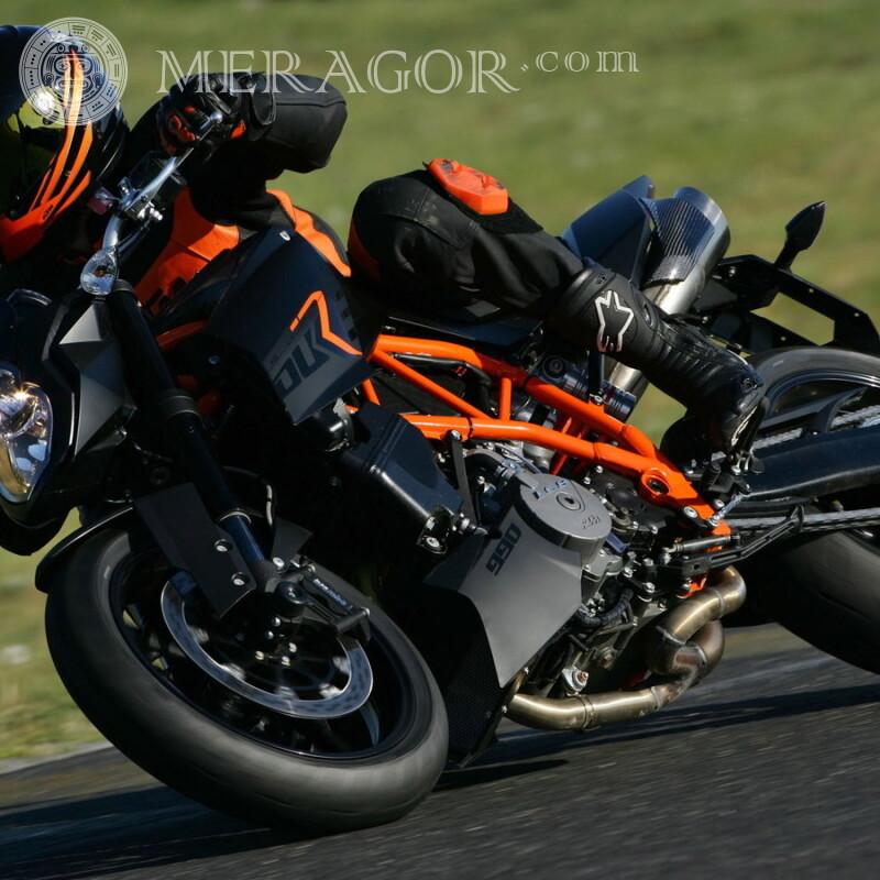 Photo de pilote de moto sur la photo de profil de TikTok Velo, Motorsport Transport Course