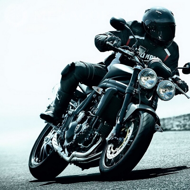 Pilote de moto en noir sur la photo de profil Velo, Motorsport Transport Course
