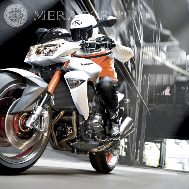 Photo de téléchargement gratuit pour un gars sur un avatar de moto Velo, Motorsport Transport