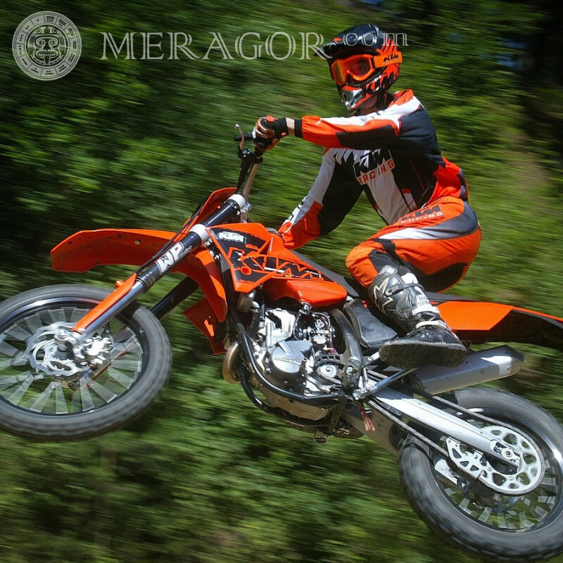 Гонщик на мотоцикле в прыжке на аву Velo, Motorsport Transporte Carrera